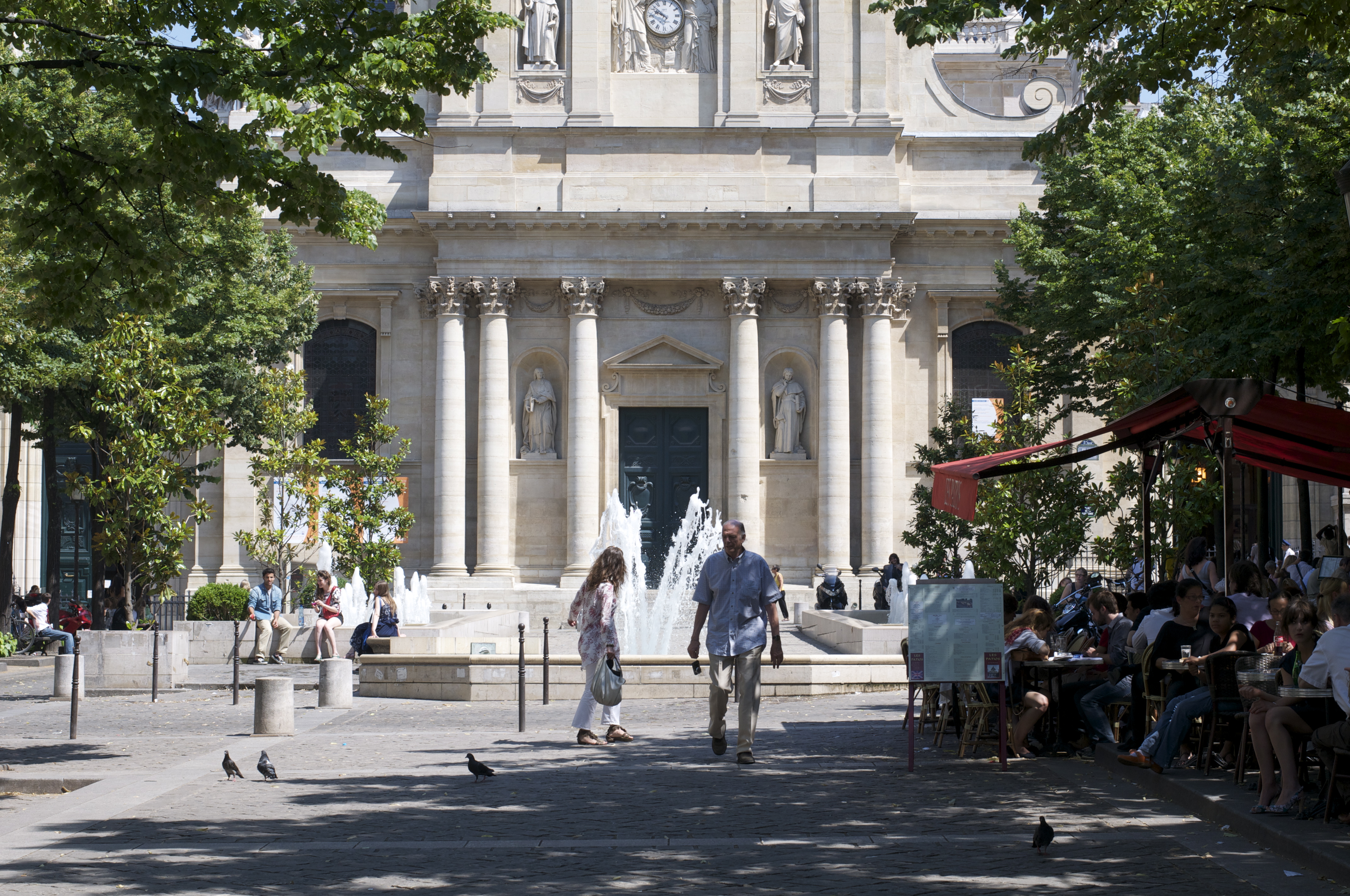 Place de la Sorbonne, sa fontaine et la façade de la chapelle, dans le Quartier latin